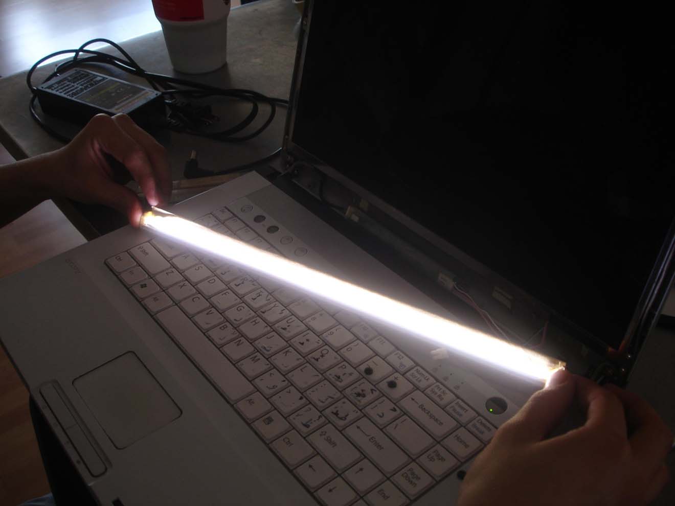 Замена и ремонт подсветки экрана ноутбука в Азове
